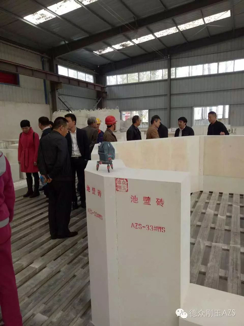 2016年全國無機矽化物行業協會年會暨創新發展研究會舉辦成功 2016年11月14日-17日全國無機矽化物行業協會年會暨創新發展研究會在河南省鄭州市成功召開。鄭州德衆剛玉材料有限公司作爲會議協辦方參與并組織了此次會議。 會議認真貫徹了由中央提出的“十三五發展規劃”,主題爲“創新、綠色、智造”。與會人員包括了工信部、環保部等國家部委領導及國内外行業知名專家學者;來自全國幾十所著名高校以及研究院和上下遊企業等近百家單位的代表出席了會議。 我公司董事長呂宏偉在會議開始發表了開幕緻辭,首先對會議的召開表示熱烈的祝賀,對前來參加會議的專家、同仁表示歡迎與感謝。緻辭中談到了耐火材料對玻璃窯爐的重要性,他表示作爲電熔锆剛玉系列産品耐火材料供應商,會繼續秉持“質量是命,誠信是根,以德爲本,以仁治廠”的經營理念,在提高産品質量保證窯爐安全運行的道路上堅持走下去,與玻璃産業合作共赢、共同發展。并提出了公司未來發展目标和方向。 會中,國家部委和協會領導深刻解讀了“十三五規劃”和相關國家産業政策,研讨了行業創新發展過程中遇到的熱點、難點問題;建設綠色無機矽化物行業、智能制造整體發展态勢和應對策略;并邀請行業專家教授對矽酸鈉、白炭黑、矽膠、矽溶膠、分子篩等相關産品作專題研讨報告。 16日上午,協會負責人、各位專家、教授、行業同仁代表來我司參觀交流,嚴格查看我司對于企業形象、管理、産品質量的把控;并進入一線車間,細緻查看公司生産流程。并對公司整體風貌、專業精神以及嚴格的質量把控系統給予很高的評價,對公司産品質量和生産工藝給予肯定。對公司管理和産品未來發展提出了寶貴建議。